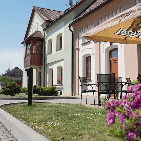 Penzion Nad Oborou Hradec Kralove Exterior photo