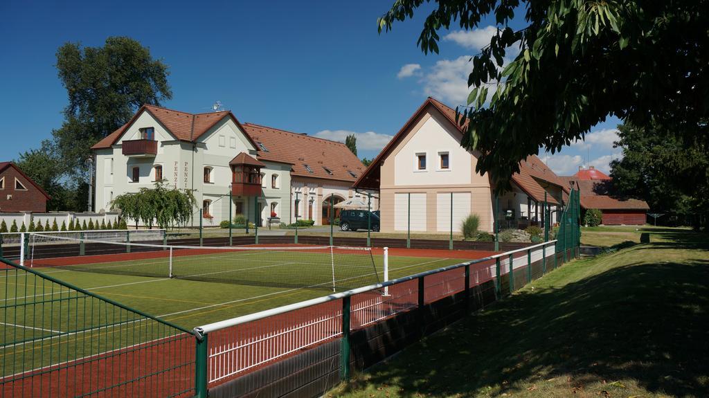 Penzion Nad Oborou Hradec Kralove Exterior photo